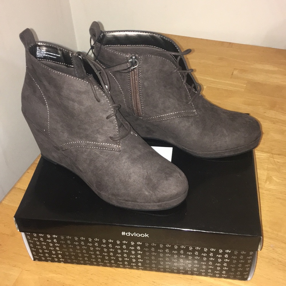 BNWT DV look by dolce vita wedges